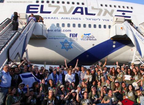 Judarna flyr nu till Israel
